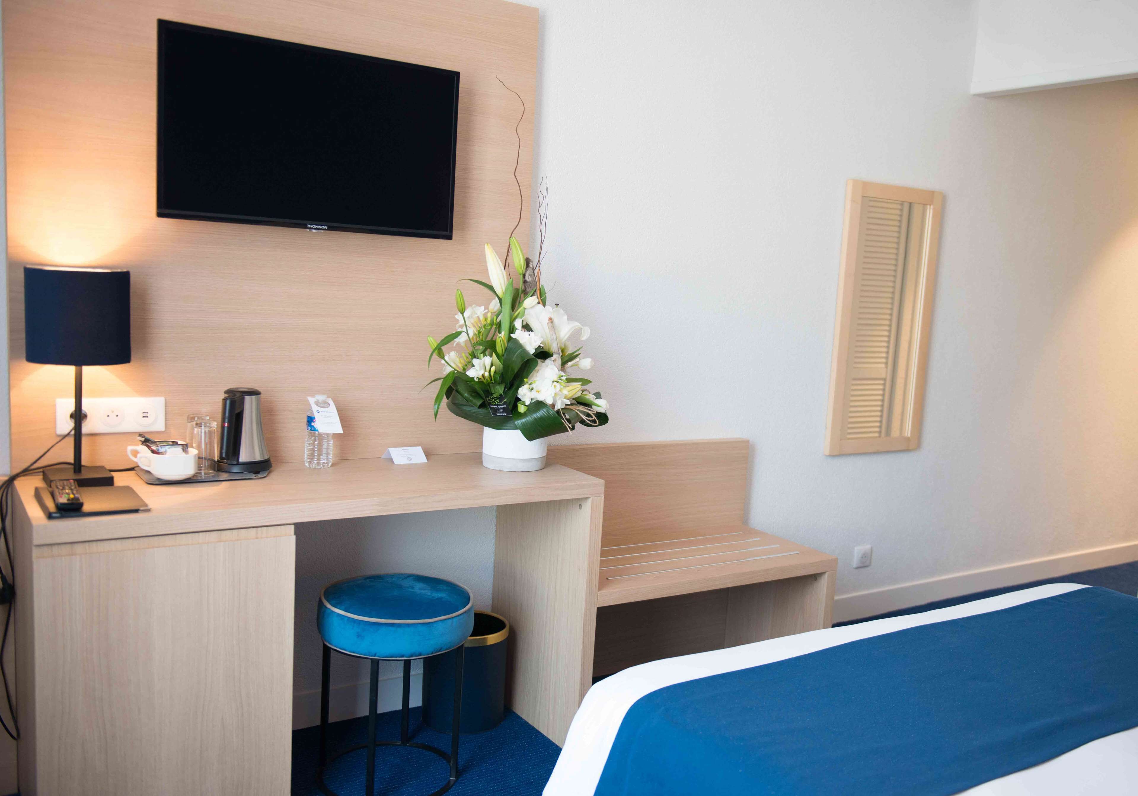 classic room, 1 queen bed, non smoking, bathtub | premium bedding, in-room safe, desk, blackout curtains