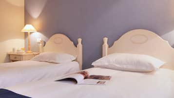 Classic Room, 2 Twin Beds, Non Smoking, Bathtub | Premium bedding, in-room safe, desk, blackout drapes
