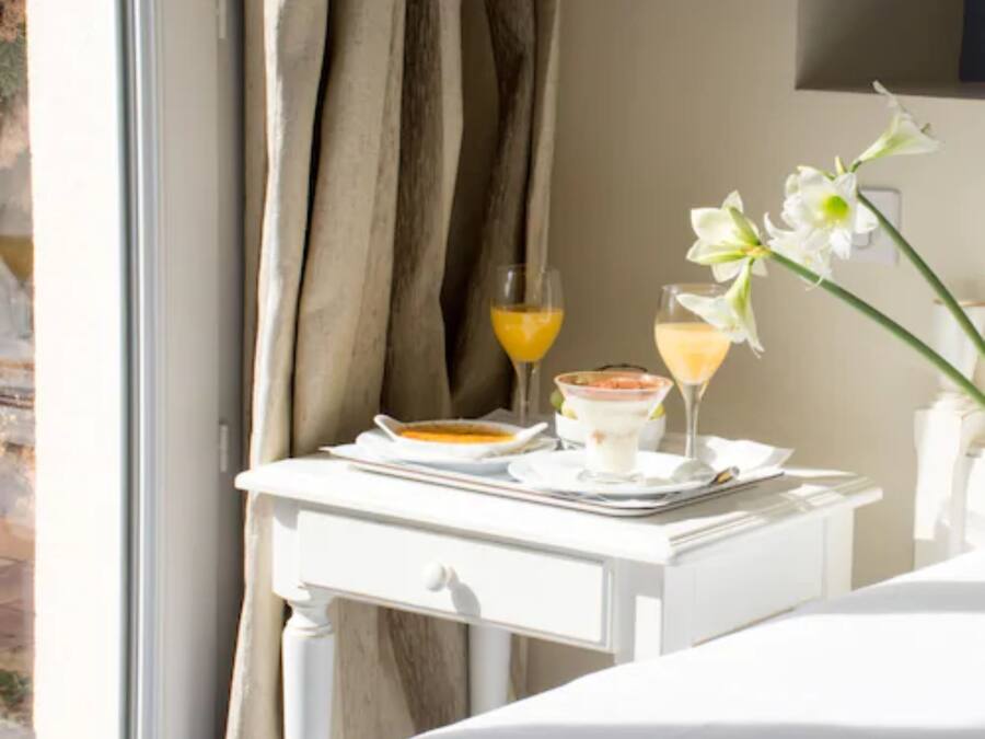 Ropa de cama de alta calidad y caja de seguridad en la habitación