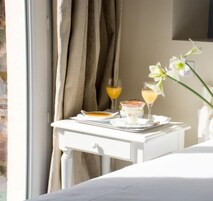 Ropa de cama de alta calidad y caja de seguridad en la habitación