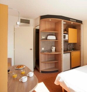 Suite Confort | Cocineta privada | Refrigerador y cafetera y tetera 