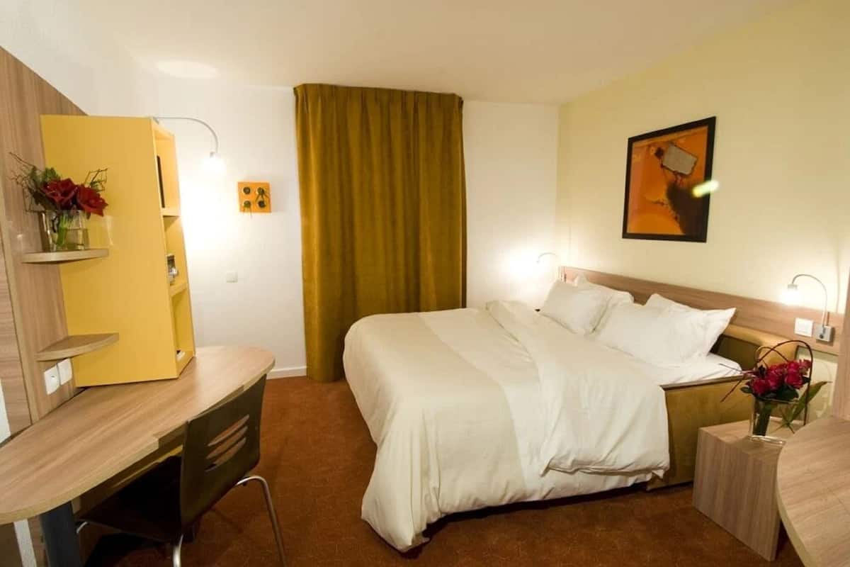 Luxe beddengoed, een bureau, geluiddichte muren