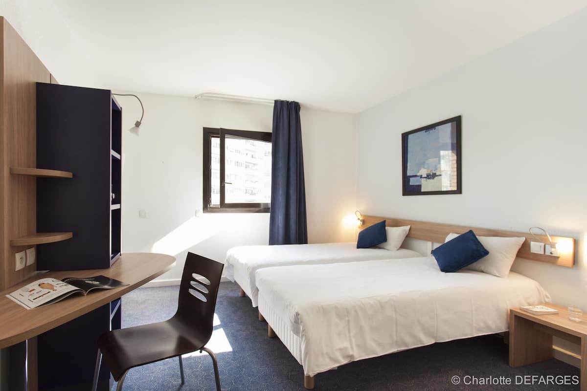 Comfort suite | Luxe beddengoed, een bureau, geluiddichte muren