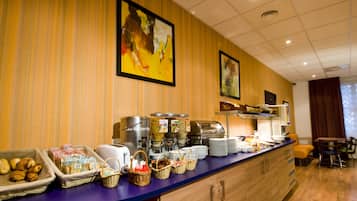 Desayuno buffet (EUR 13.00 por persona)