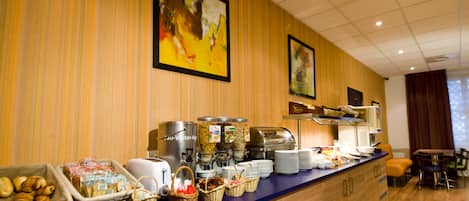 Colazione a buffet, servita tutte le mattine (13.00 EUR a persona)