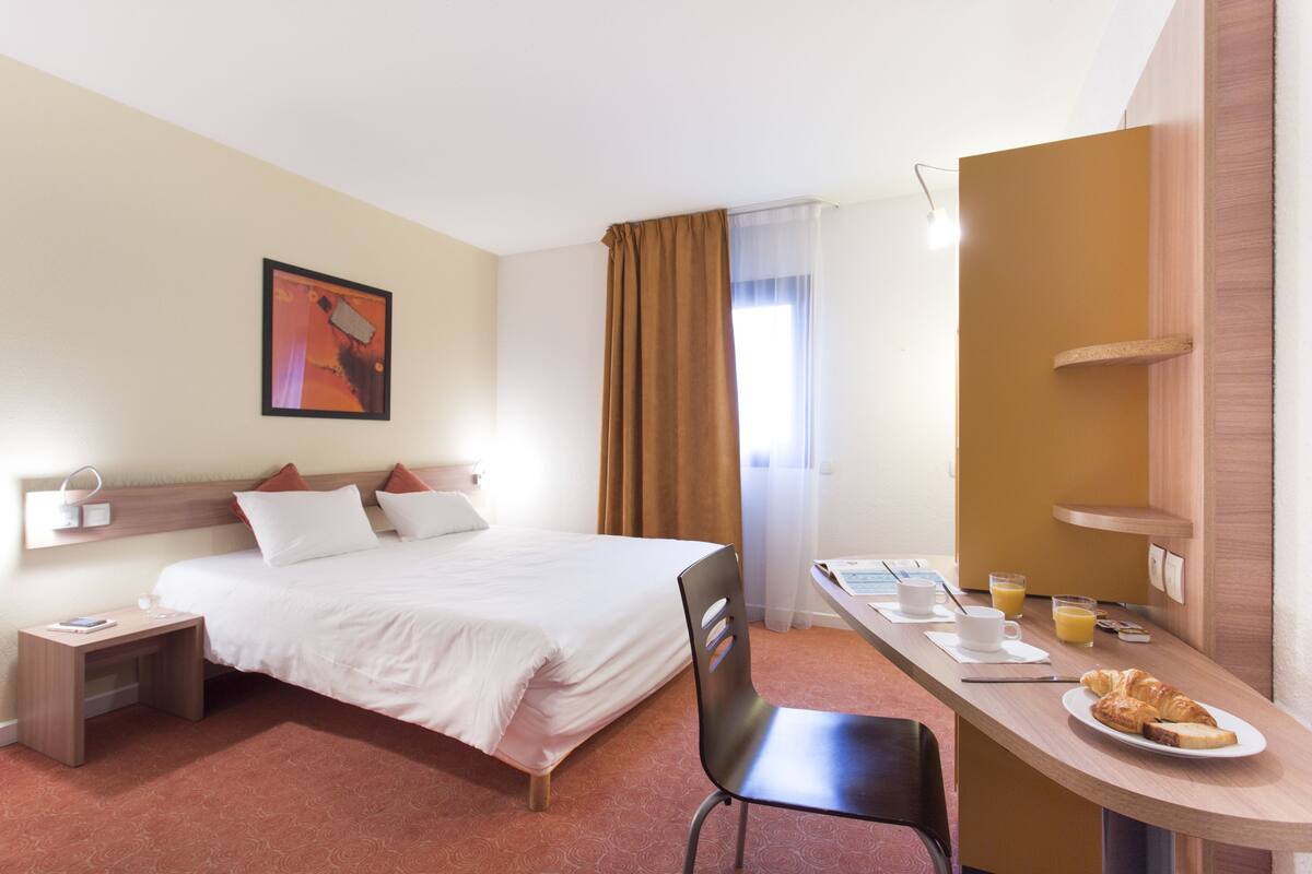 Comfort suite | Luxe beddengoed, een bureau, geluiddichte muren