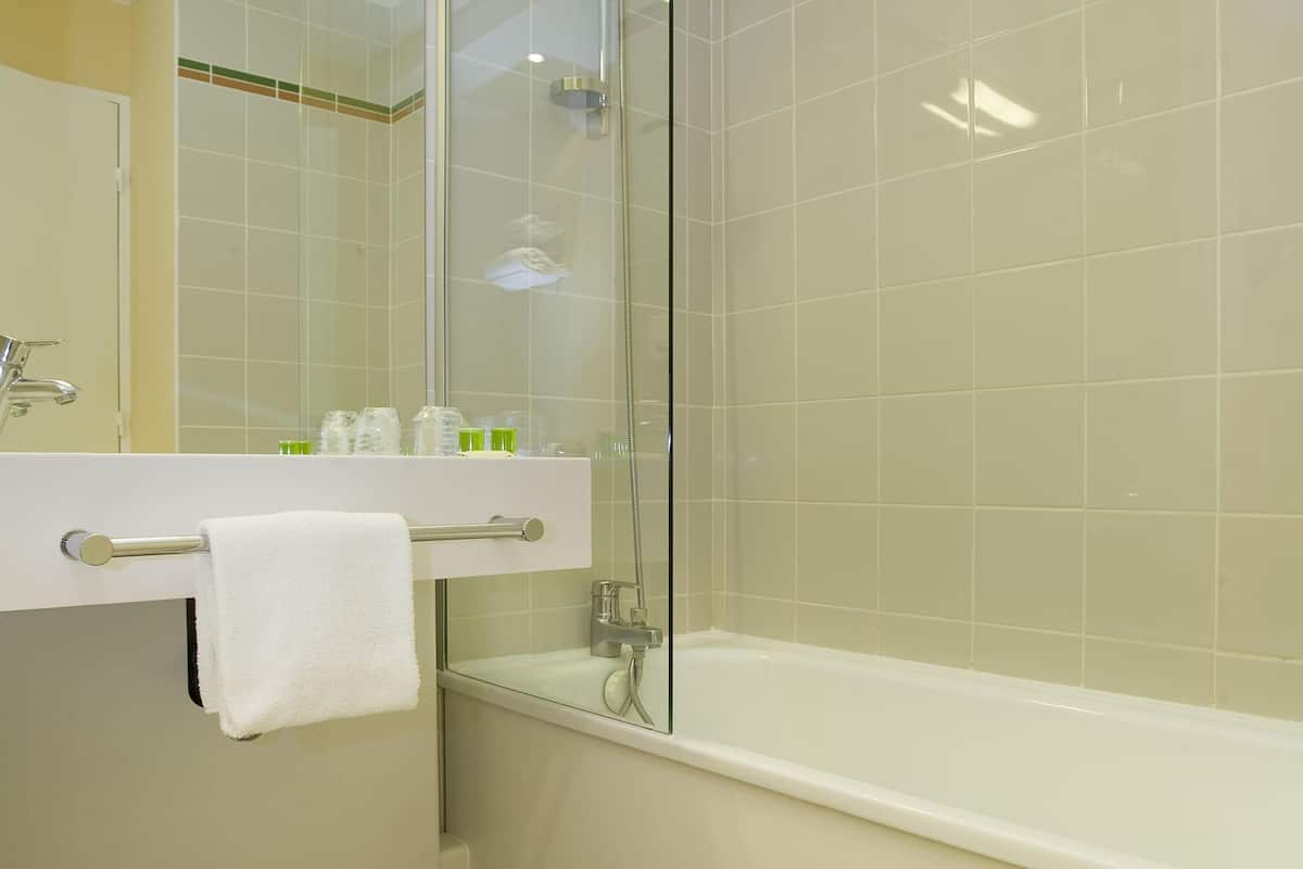 標準客房, 1 張標準雙人床 | 高級寢具、書桌、遮光窗簾/窗簾、隔音