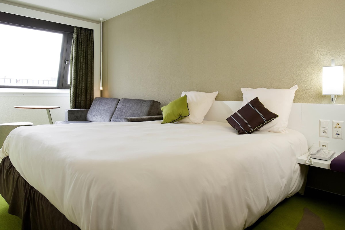 Chambre Standard, 1 lit double et 1 canapĂ©-lit | Literie de qualitĂ©, bureau, rideaux dâobscurcissement