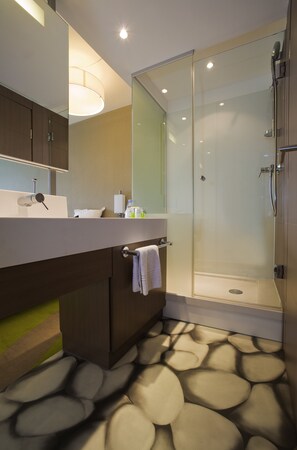 Regadera, amenidades de baño ecológicas, secadora de cabello, toallas 