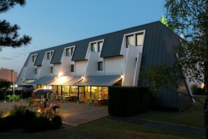 Fassade der Unterkunft – Abend/Nacht