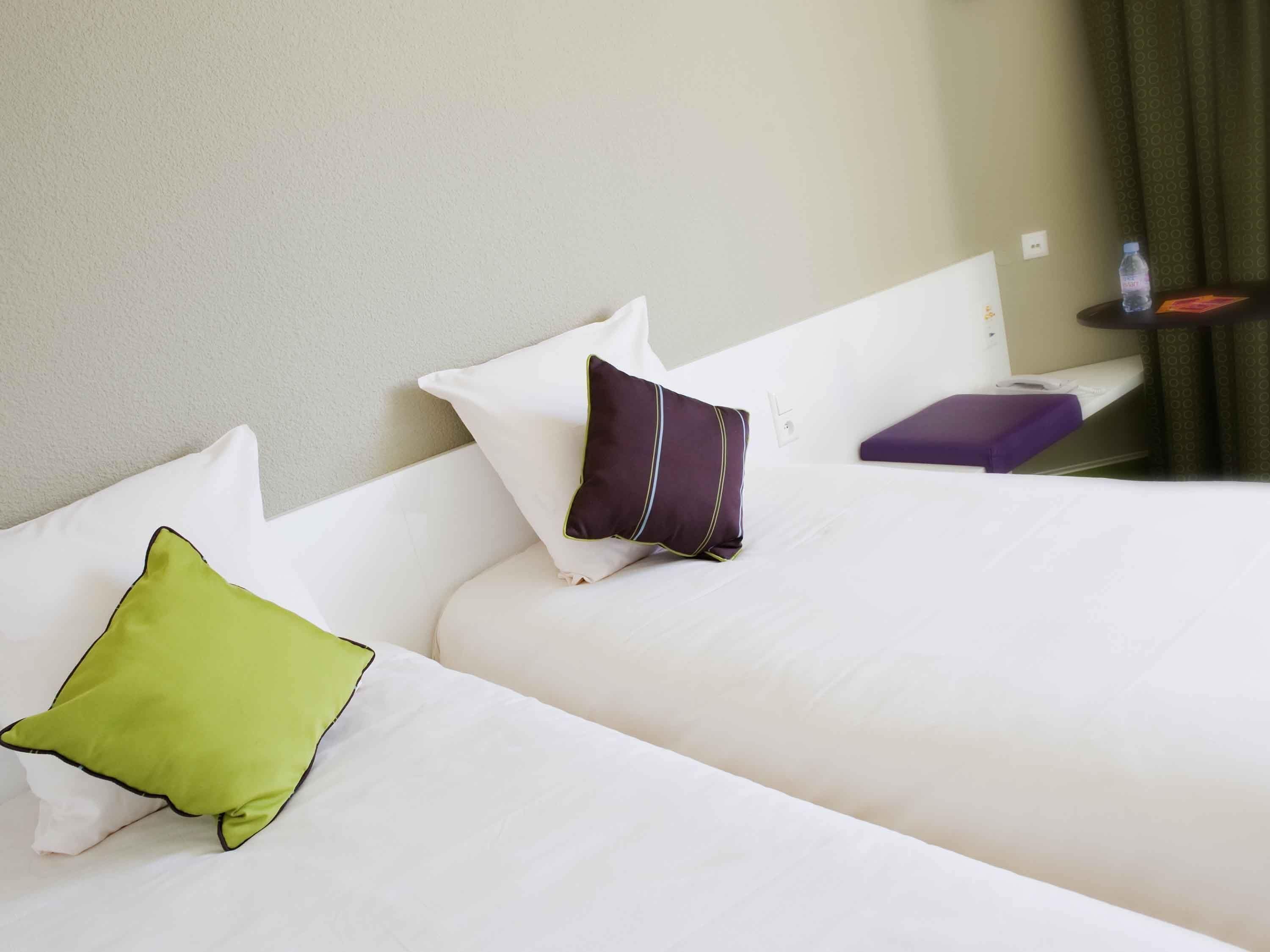 Habitación estándar, 2 camas individuales | Ropa de cama de alta calidad, escritorio y cortinas blackout 