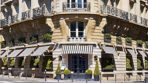 A historic building with a grand entrance, multiple balconies, and decorative iron railings. - Le Dokhan’s Paris Arc de Triomphe, a Tribute Portfolio Hotel (Paris)