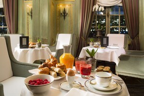 Frokost og lunsj serveres