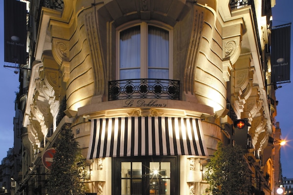 Vista frontal de la propiedad por la tarde o noche