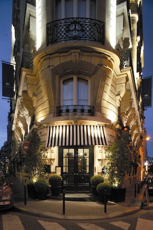 Front of property – evening/night. Le Dokhan’s Paris Arc de Triomphe, a Tribute Portfolio Hotel
