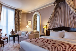 Junior Room, 1 King Bed with Sofa bed, Non Smoking (Prestige King) | 1 bedroom, hypo-allergenic bedding, minibar, in-room safe