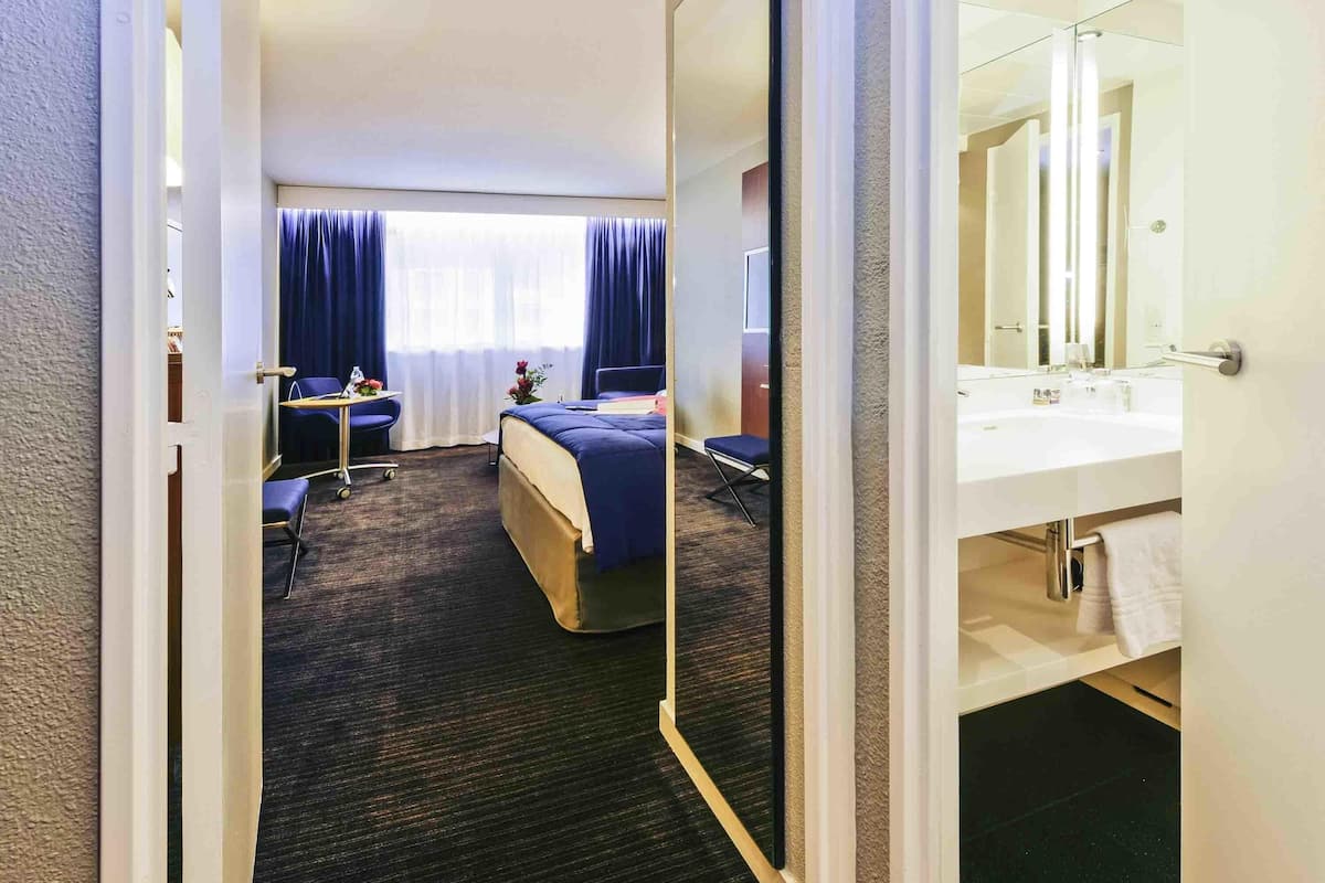 minibar, in-room safe, blackout curtains, soundproofing