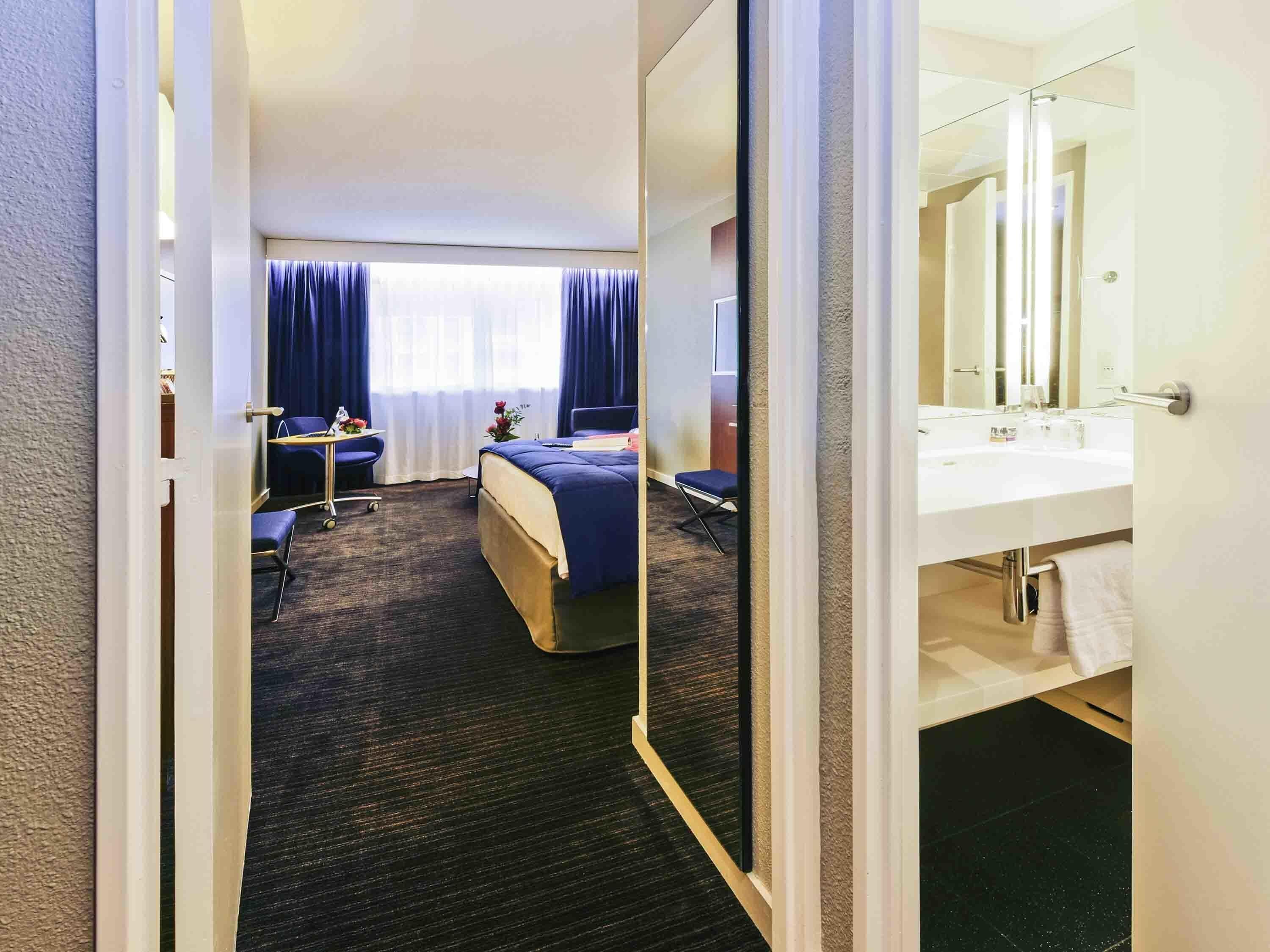 Habitación estándar, 2 camas individuales | Minibar, caja de seguridad en la habitación y cortinas blackout 