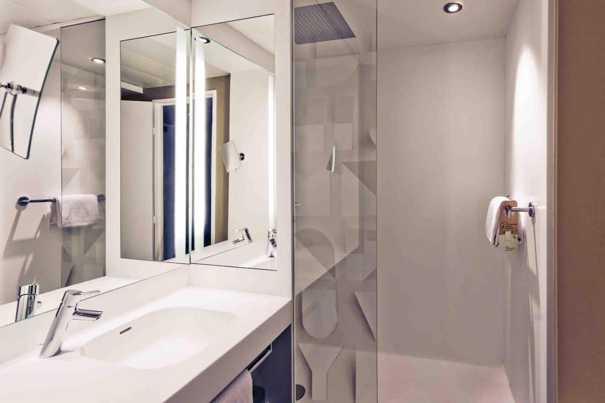 Minibar, Zimmersafe, Verdunkelungsvorhänge, schallisolierte Zimmer