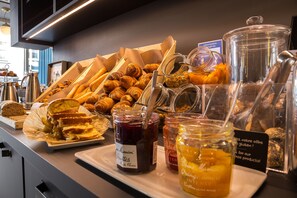 Dagelijks ontbijtbuffet (EUR 19.90 per persoon)