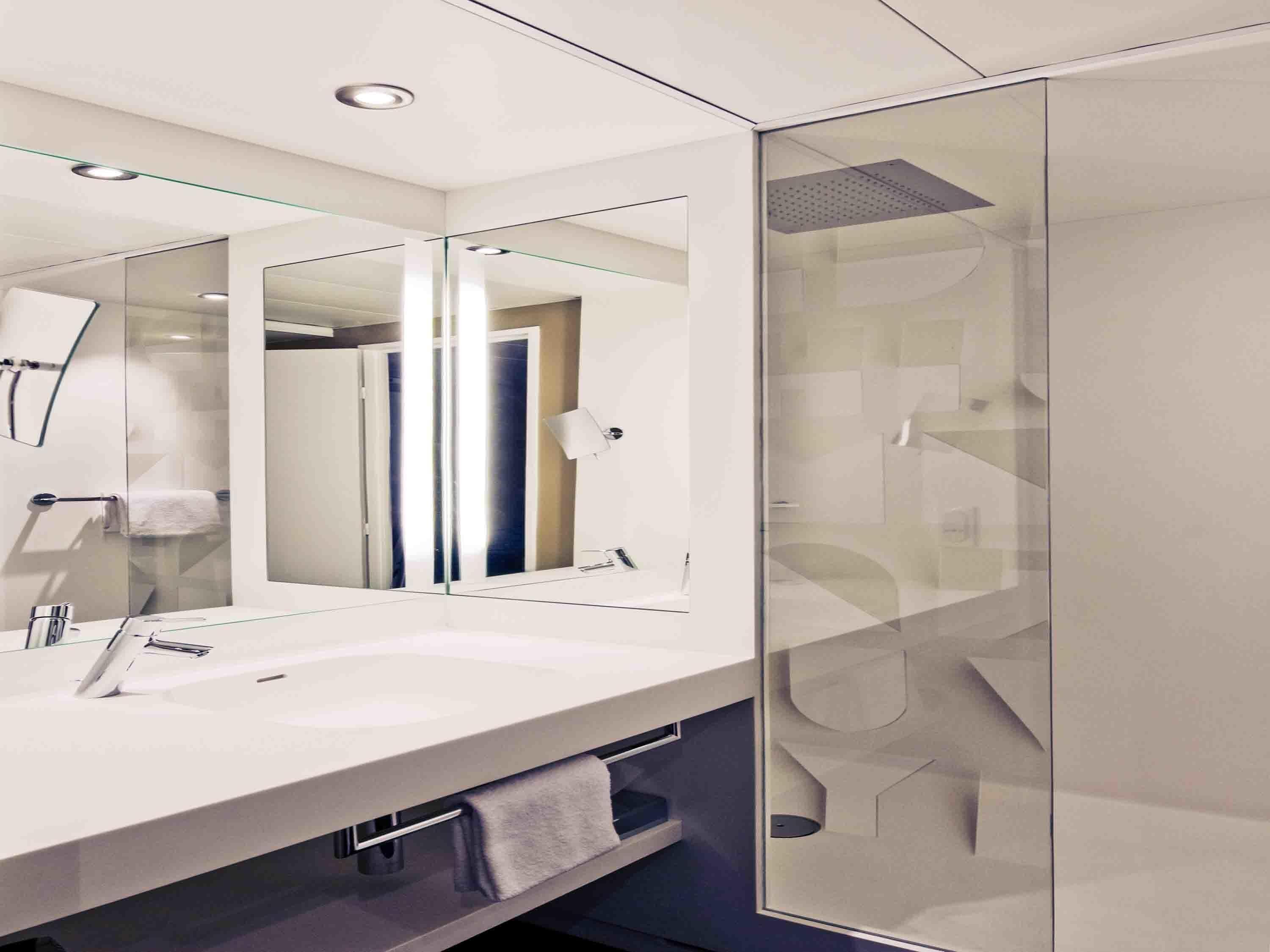 standard room, 2 single beds | minibar, in-room safe, blackout curtains, soundproofing