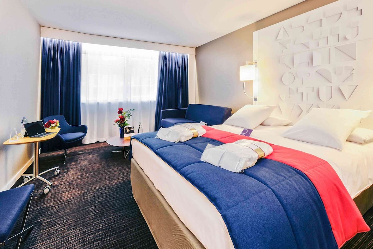 Privilege, Double Room, 1 Double Bed | Minibar, in-room safe, blackout drapes, soundproofing