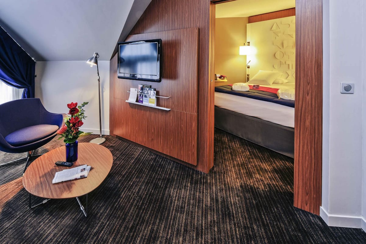 Suite supĂ©rieure, 1 trĂšs grand lit et 1 canapĂ©-lit | Minibar, coffre-fort, rideaux dâobscurcissement