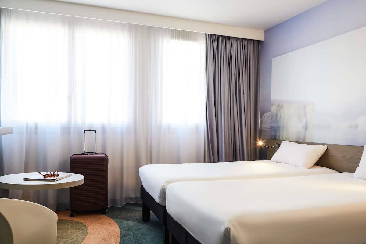 Chambre Confort, 2 lits jumeaux | Literie de qualité, lit avec matelas à plateau-coussin, bureau