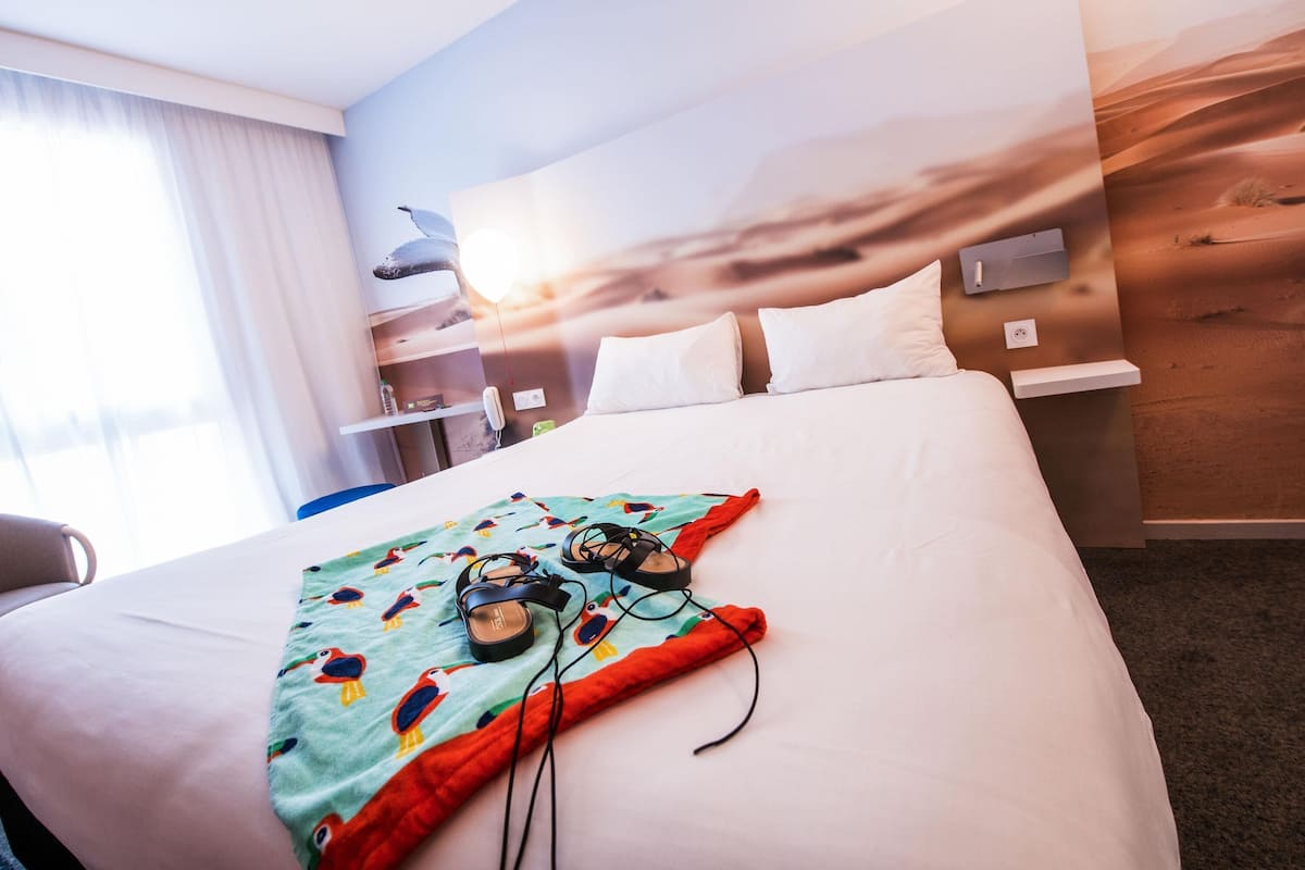 Ropa de cama de alta calidad, colchones con pillow-top y escritorio