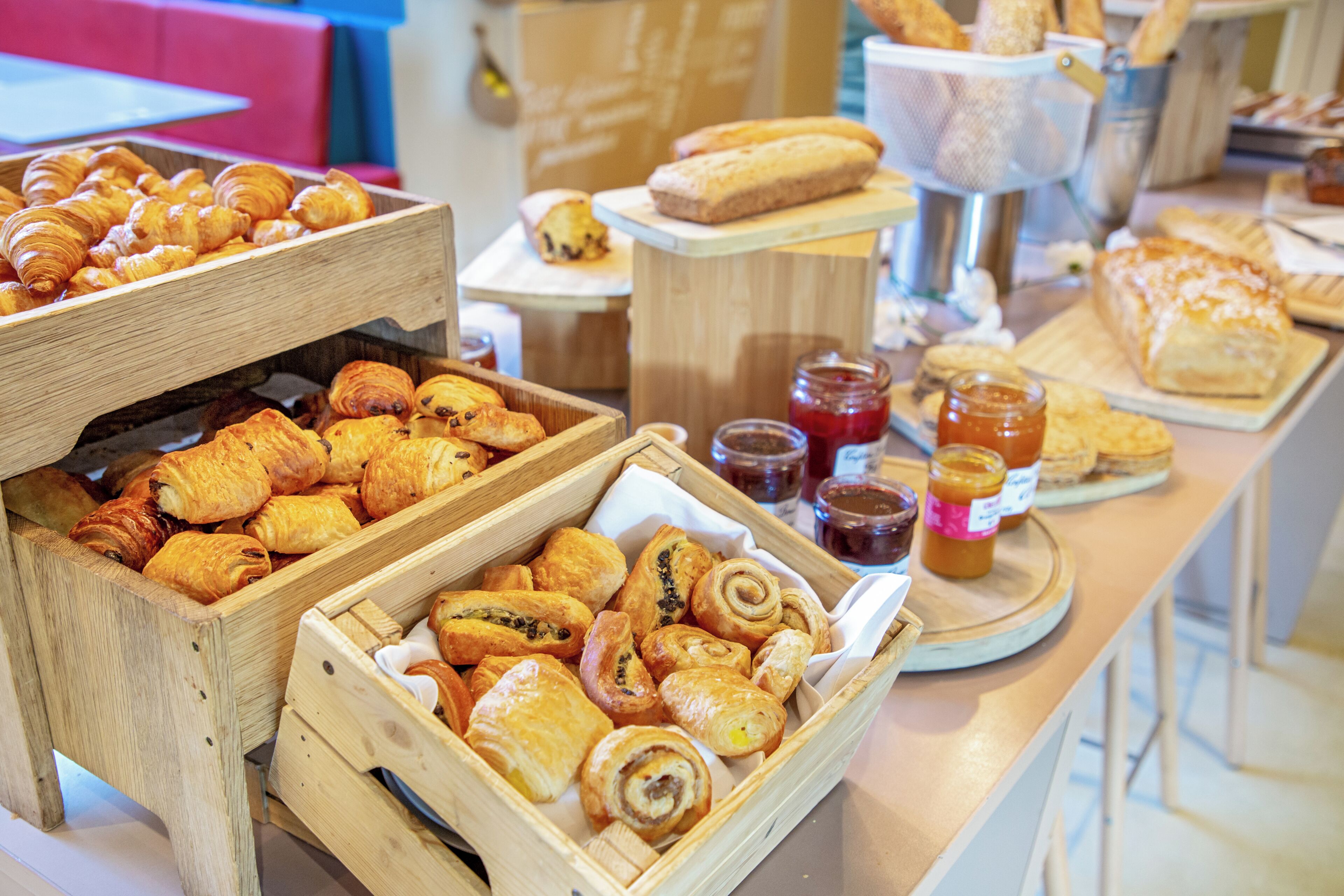 Een buffet met diverse gebakjes en brood.