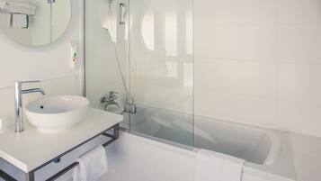 Un bagno moderno con doccia vetrata, lavandino bianco e vasca da bagno.