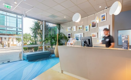 Reception. ibis Styles Toulon Centre Port