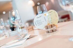 Petit déjeuner, déjeuner et dîner servis sur place