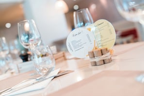 Petit déjeuner, déjeuner et dîner servis sur place