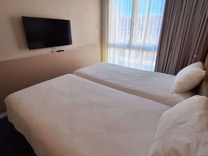 1 bedroom, premium bedding, desk, soundproofing