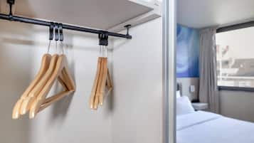 Family Room | Premium bedding, desk, soundproofing, free cribs/infant beds