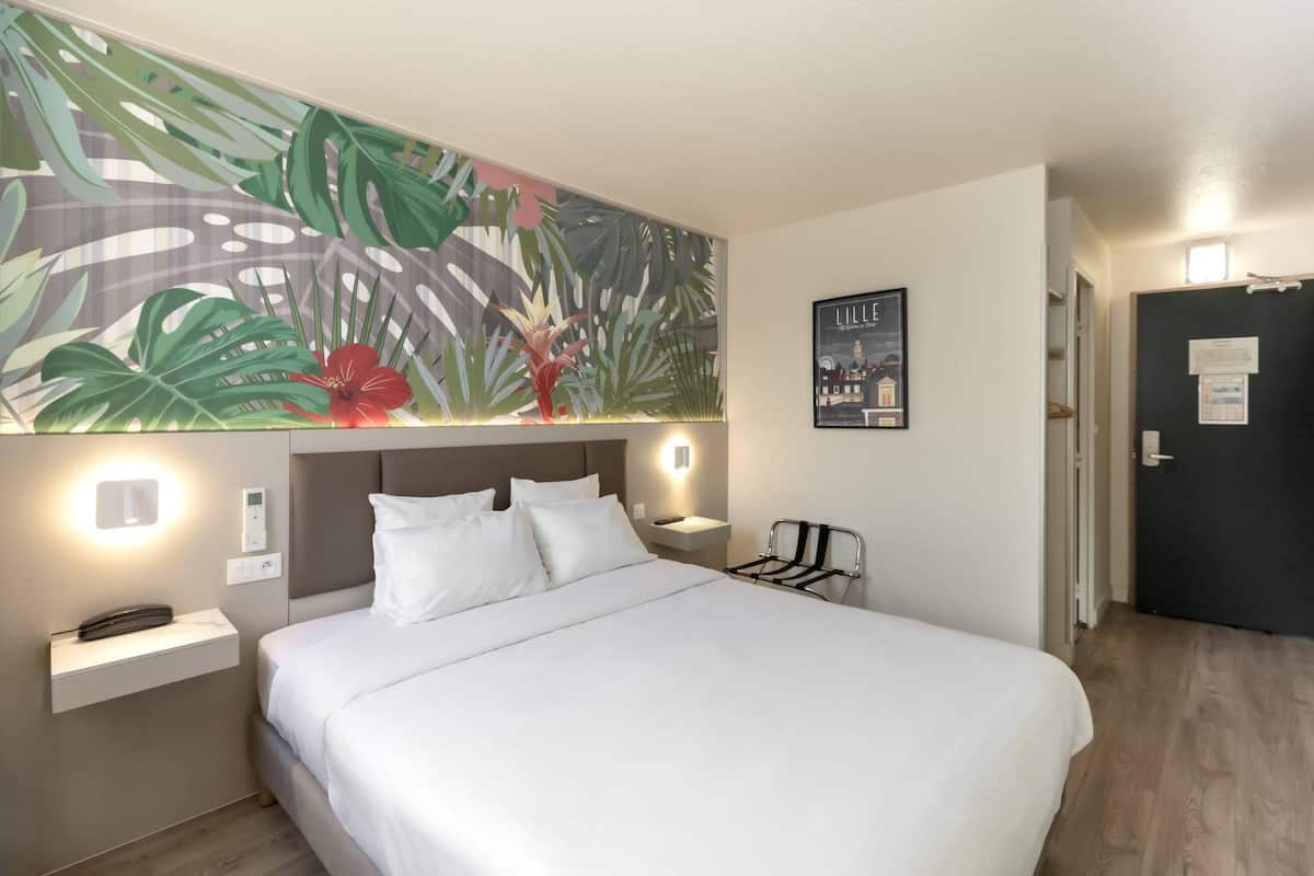 Habitación doble | Ropa de cama de alta calidad, escritorio y insonorización