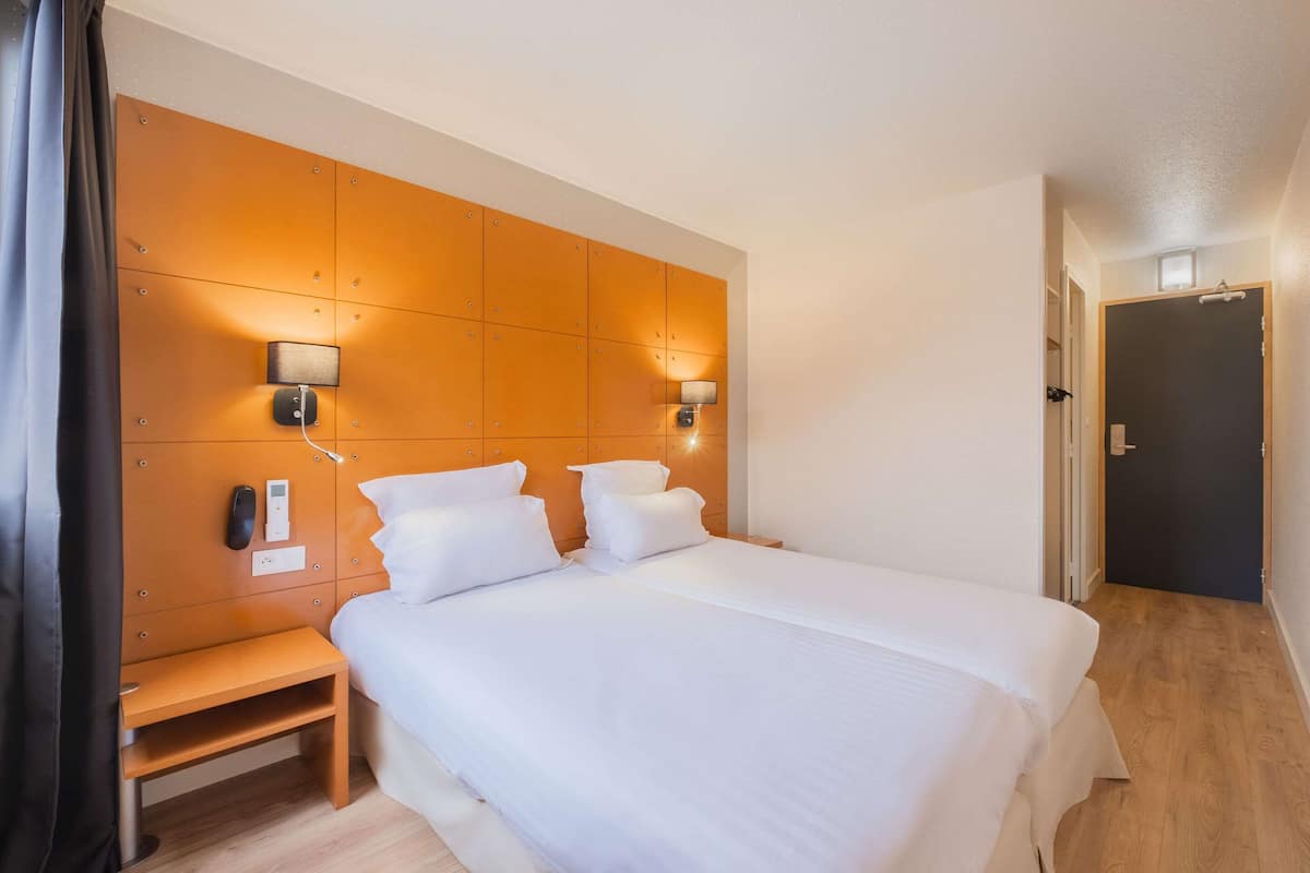 Premium bedding, desk, soundproofing, free cribs/infant beds