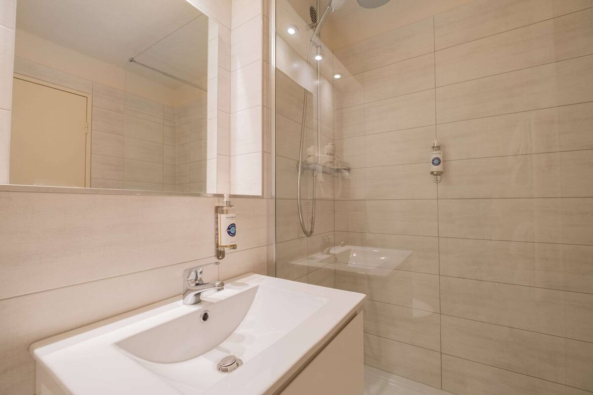 premium bedding, desk, soundproofing, free cots/infant beds