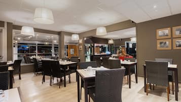 Dagelijks ontbijtbuffet (EUR 11.8 per persoon)