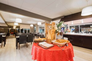 Daily buffet breakfast (EUR 11.8 per person)