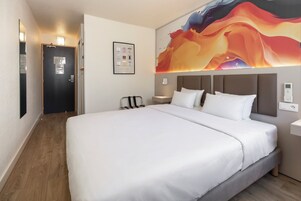 Ropa de cama de alta calidad, escritorio y sistema de insonorización