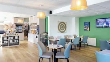 Daily buffet breakfast (EUR 11.8 per person)