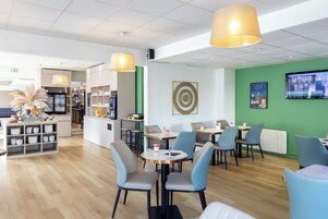 Café da manhã com buffet todos os dias mediante uma taxa