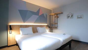 Blackout drapes, soundproofing, cribs (free), WiFi (free)