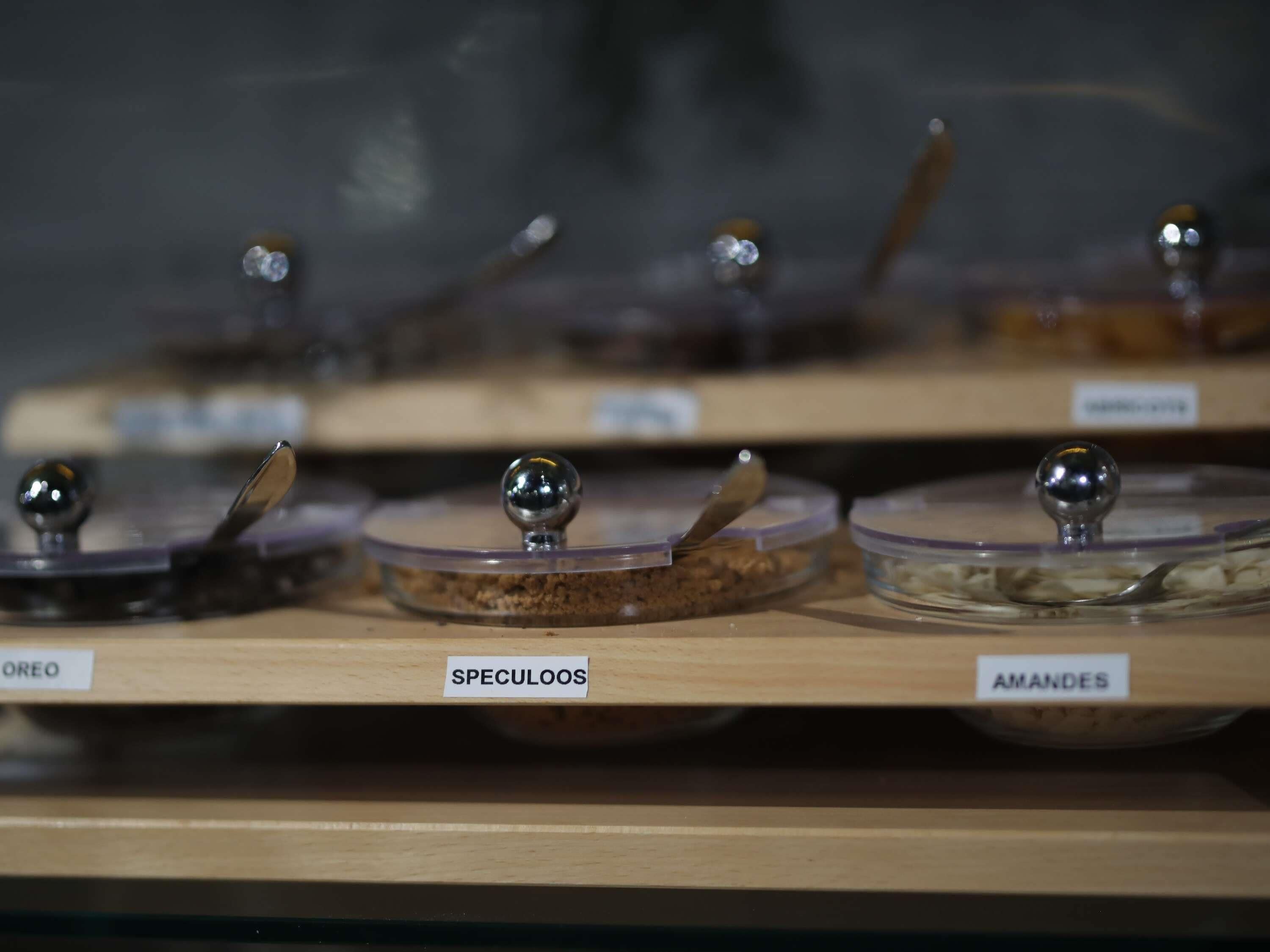 Een presentatie van voedingsmiddelen met de labels 'OREO', 'SPECULOOS' en 'AMANDES'.