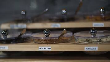 Een presentatie van voedingsmiddelen met de labels 'OREO', 'SPECULOOS' en 'AMANDES'.