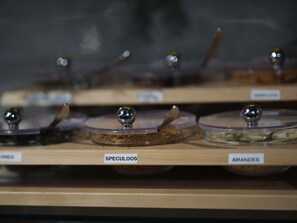 A display of food items with labels 'OREO,' 'SPECULOOS,' and 'AMANDES.'