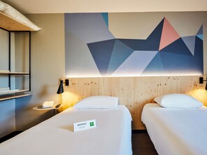 Quarto duplo standard, 2 camas de solteiro | Cortinas blackout, quartos à prova de som, berços grátis