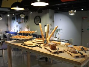 Café da manhã com buffet grátis todos os dias